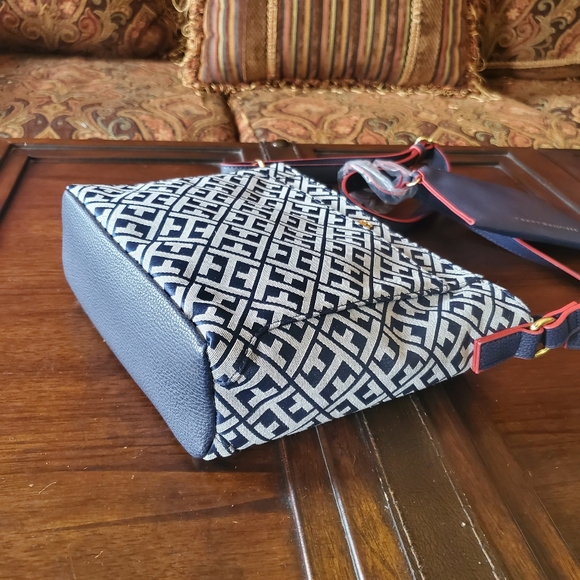 NEW Tommy Hilfiger Crossbody Bag - Picture 7 of 9